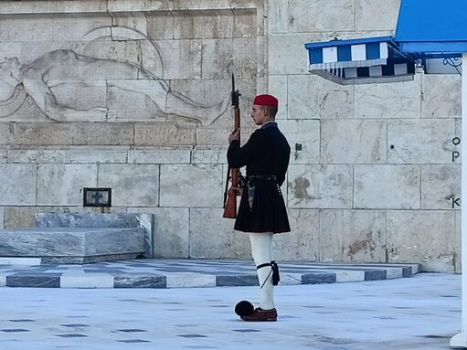 Evzone gardant la tombe du Soldat inconnu devant le Parlement - Athènes.